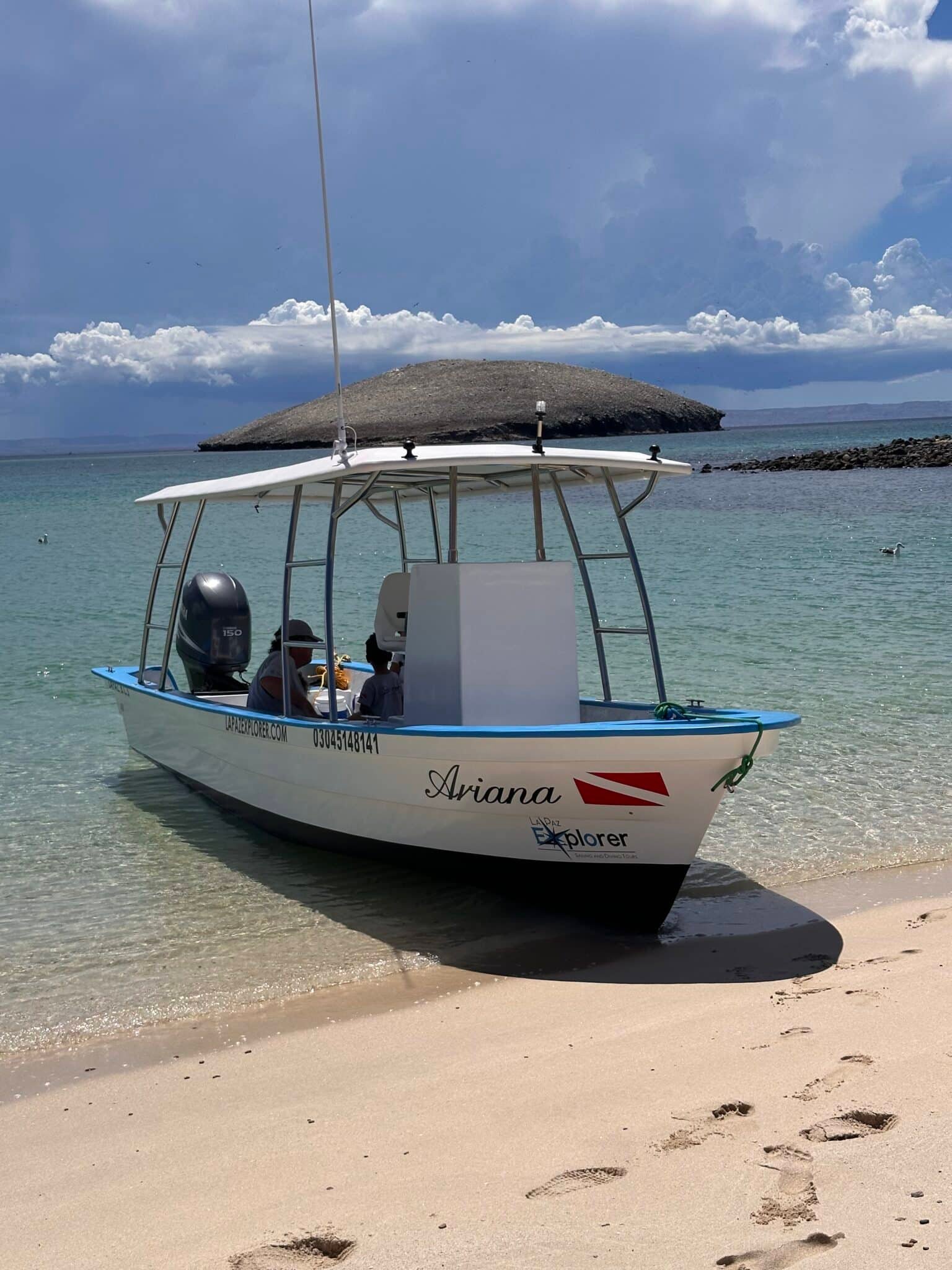 La Paz dive boat equipped with oxygen and first aid kits